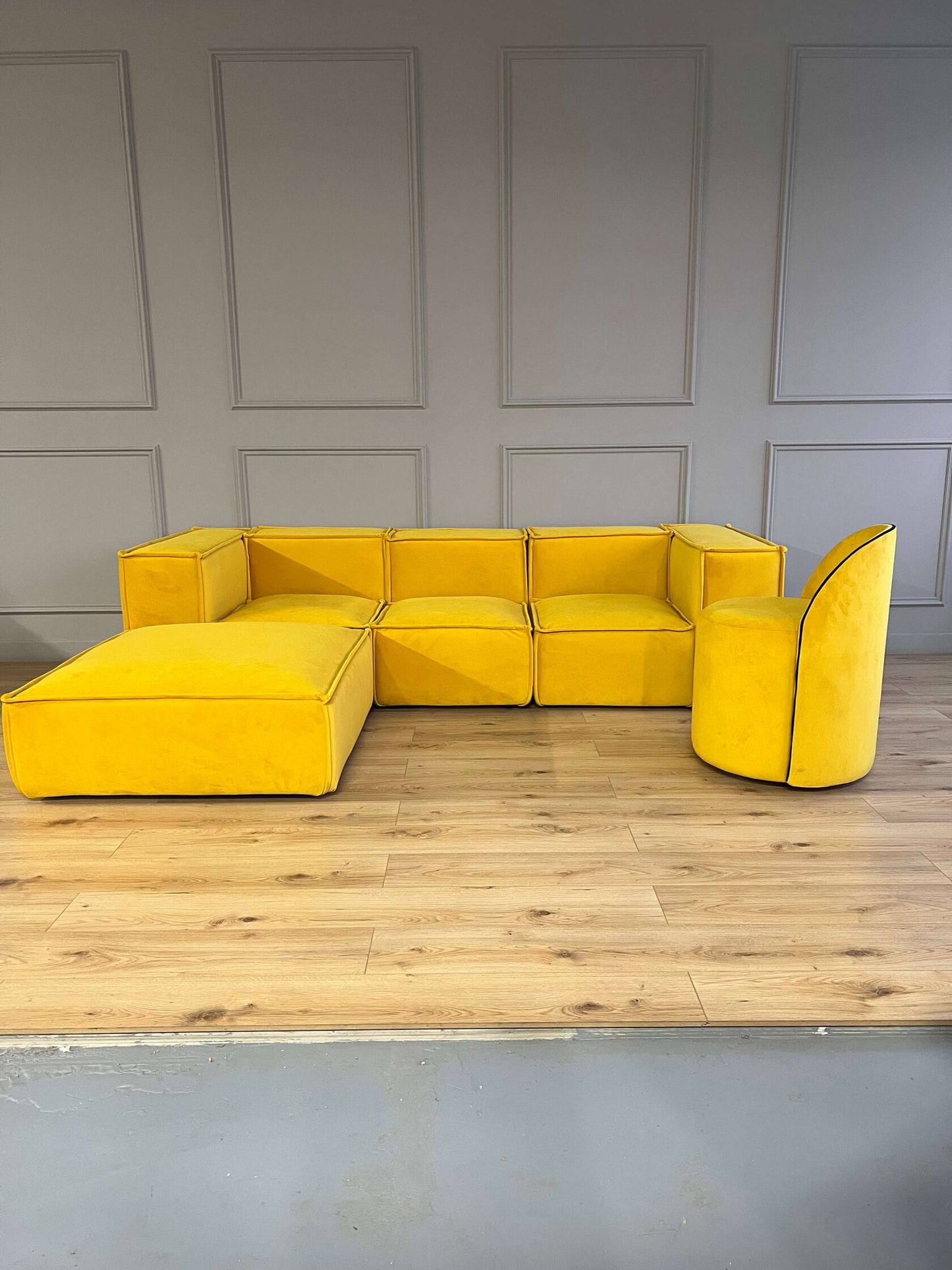 3 sēdvietas dīvāns ar Osmaņu Frediju