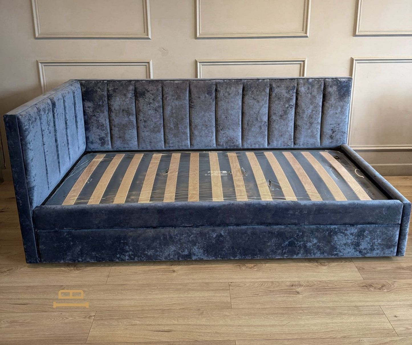 Minty Daybed with one side